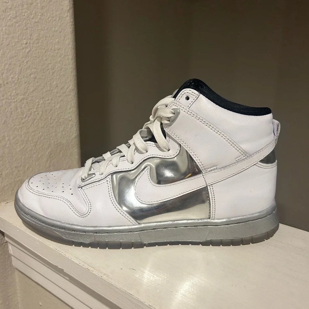 Nike Womens Dunk High SE DX5928-100 White Chrome Basketball Shoes Size 8.5 - Picture 2 of 9